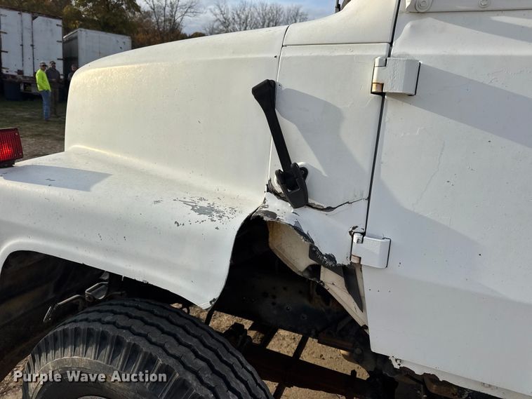 image for item EN0706 1986 Ford L9000 crane truck