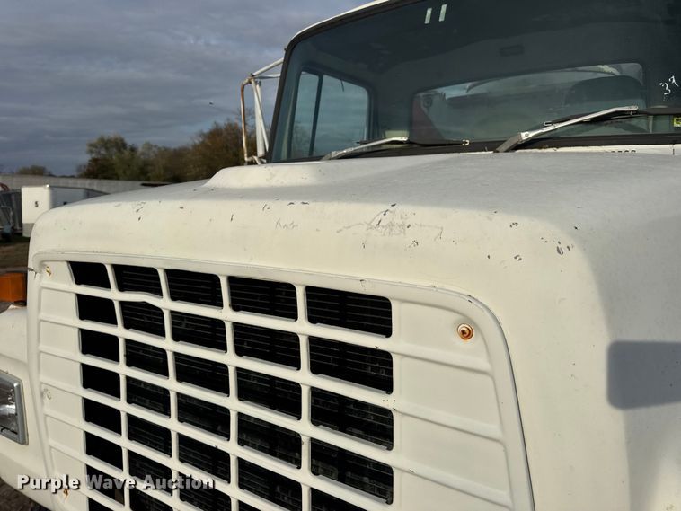 image for item EN0706 1986 Ford L9000 crane truck