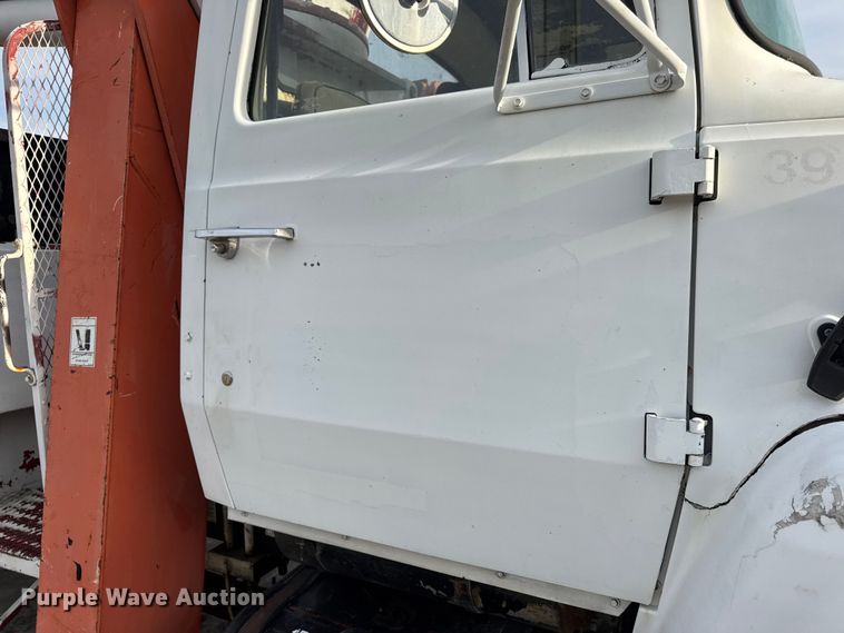 image for item EN0706 1986 Ford L9000 crane truck