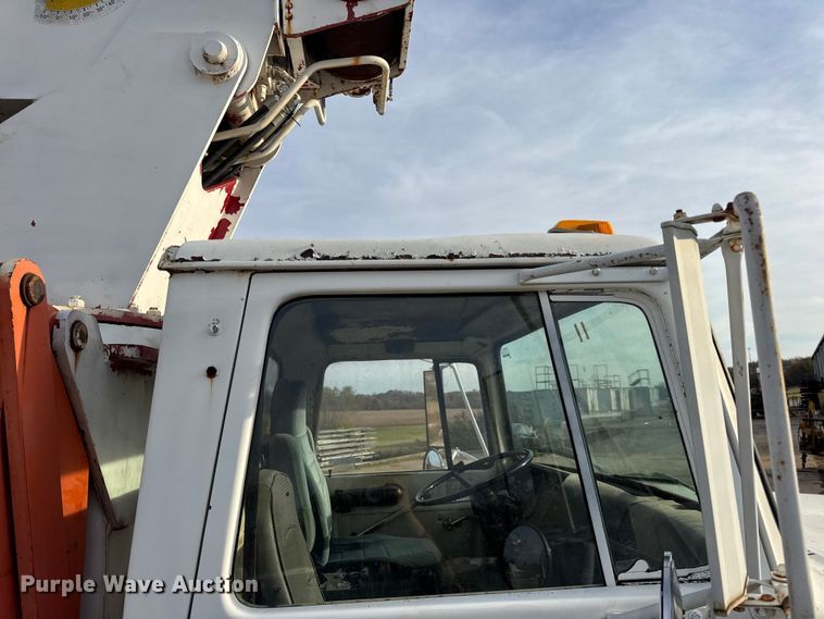 image for item EN0706 1986 Ford L9000 crane truck