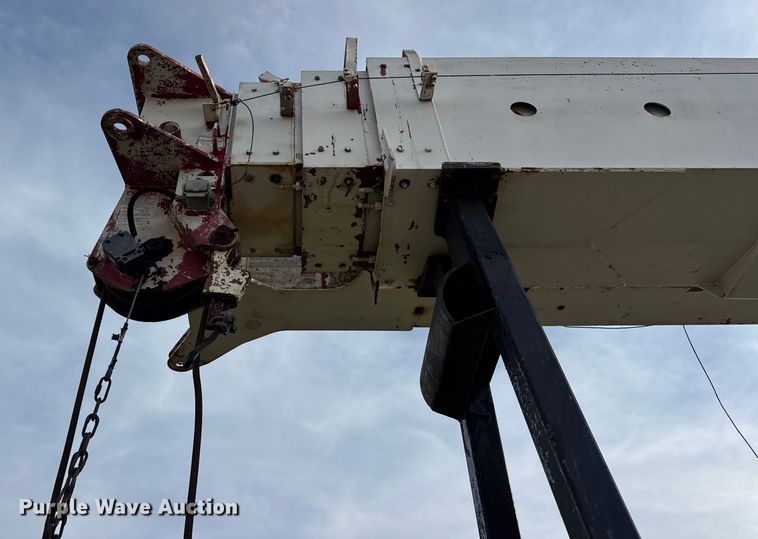 image for item EN0706 1986 Ford L9000 crane truck