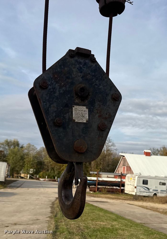 image for item EN0706 1986 Ford L9000 crane truck