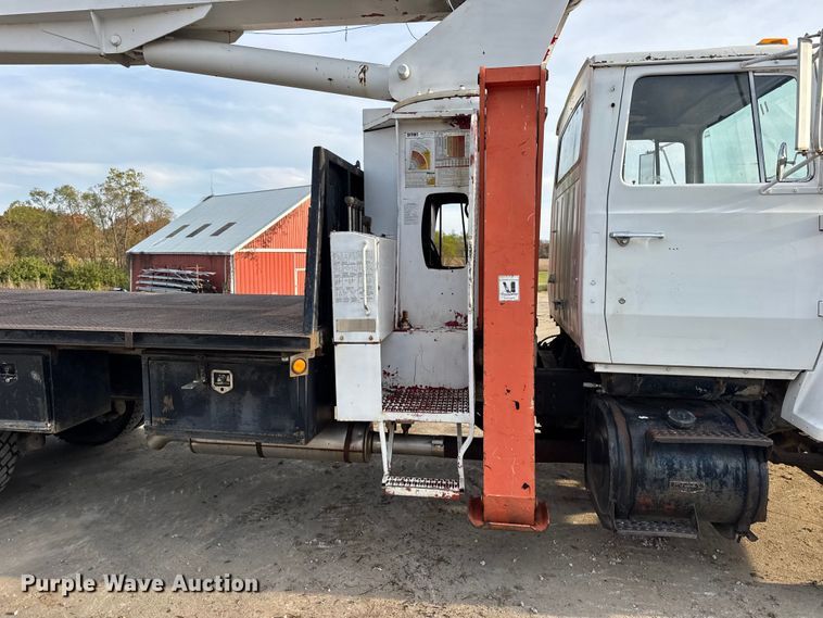 image for item EN0706 1986 Ford L9000 crane truck