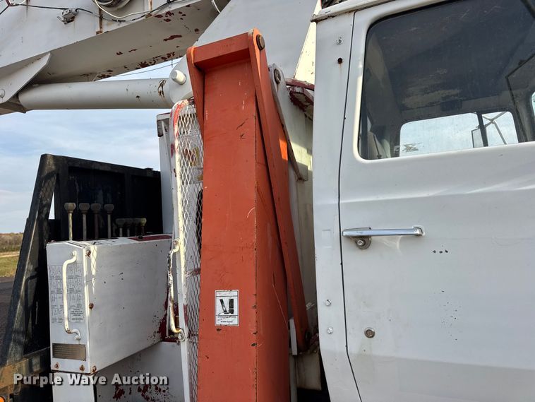 image for item EN0706 1986 Ford L9000 crane truck
