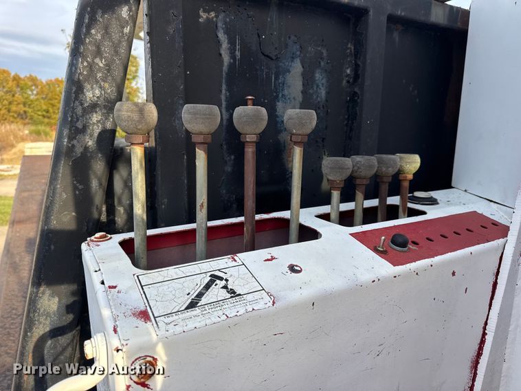 image for item EN0706 1986 Ford L9000 crane truck