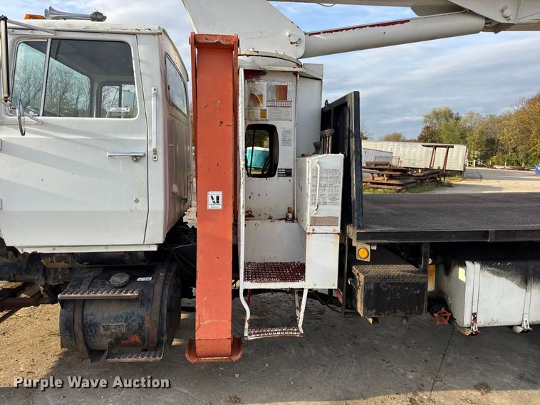 image for item EN0706 1986 Ford L9000 crane truck
