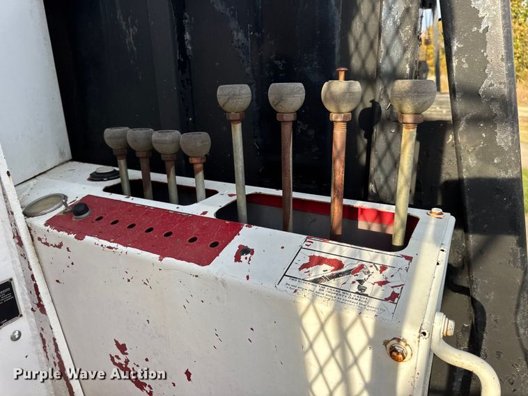 image for item EN0706 1986 Ford L9000 crane truck