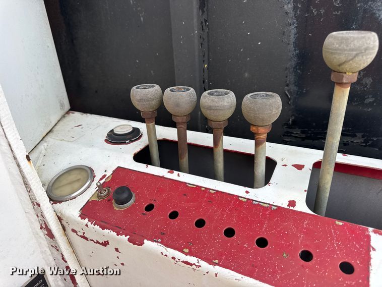 image for item EN0706 1986 Ford L9000 crane truck