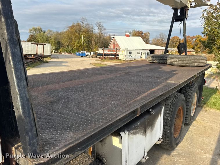 image for item EN0706 1986 Ford L9000 crane truck