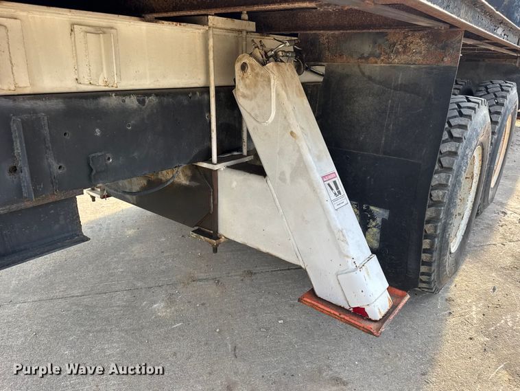 image for item EN0706 1986 Ford L9000 crane truck