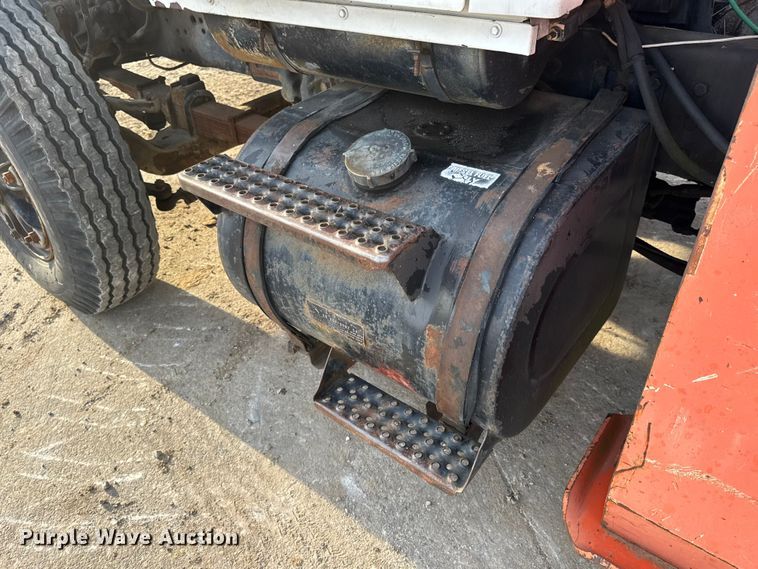 image for item EN0706 1986 Ford L9000 crane truck