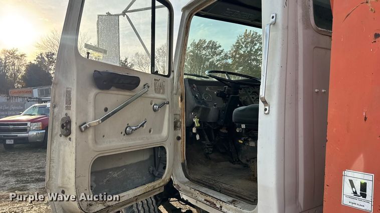 image for item EN0706 1986 Ford L9000 crane truck