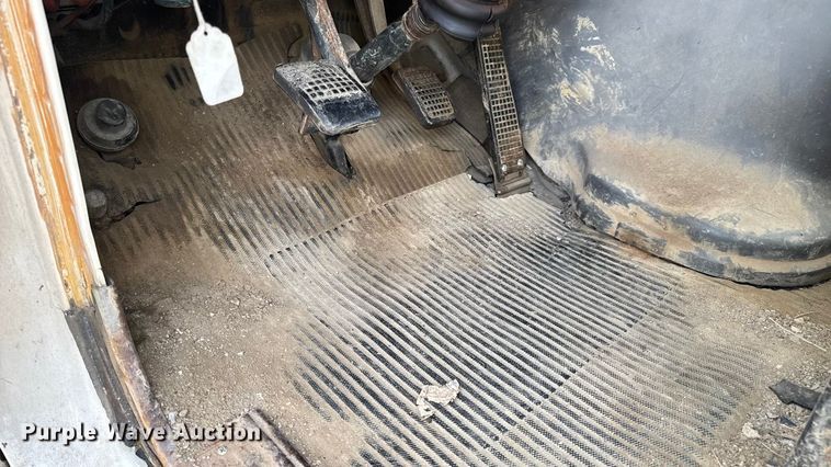 image for item EN0706 1986 Ford L9000 crane truck