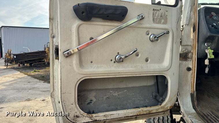 image for item EN0706 1986 Ford L9000 crane truck