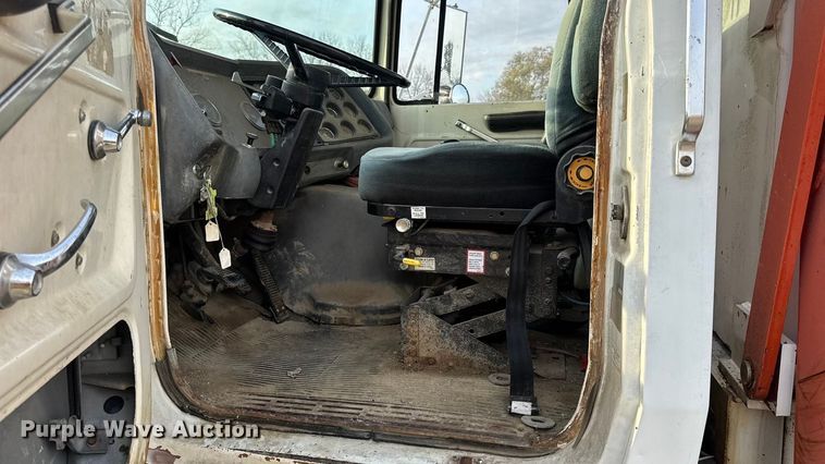 image for item EN0706 1986 Ford L9000 crane truck