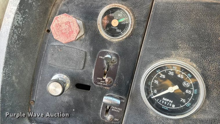 image for item EN0706 1986 Ford L9000 crane truck