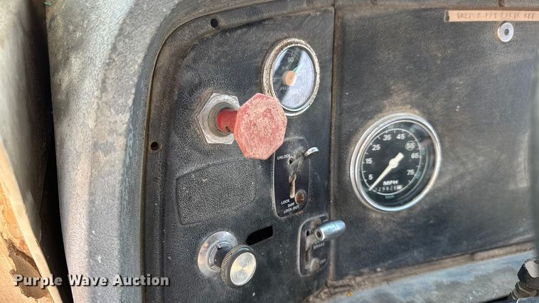 image for item EN0706 1986 Ford L9000 crane truck