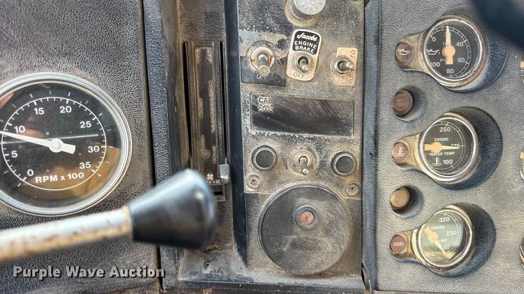 image for item EN0706 1986 Ford L9000 crane truck