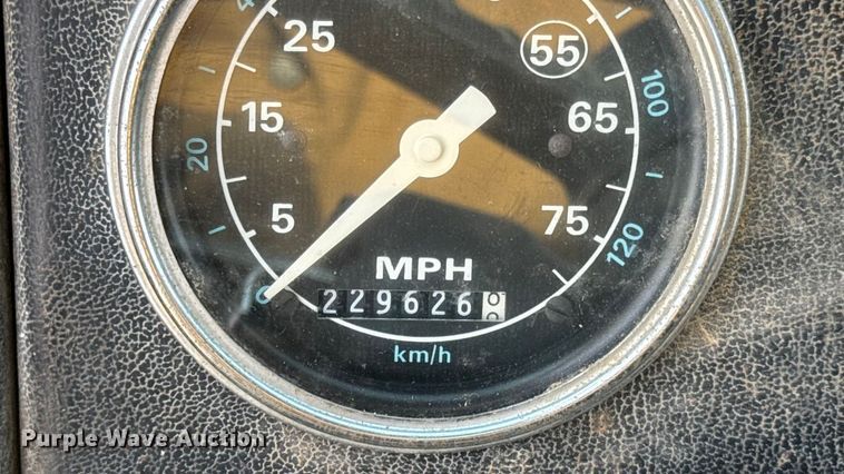 image for item EN0706 1986 Ford L9000 crane truck