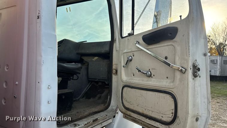 image for item EN0706 1986 Ford L9000 crane truck