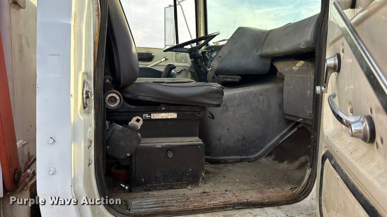 image for item EN0706 1986 Ford L9000 crane truck