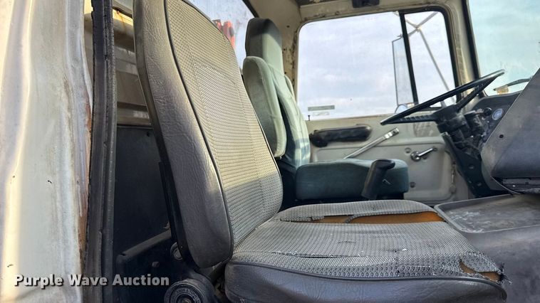 image for item EN0706 1986 Ford L9000 crane truck