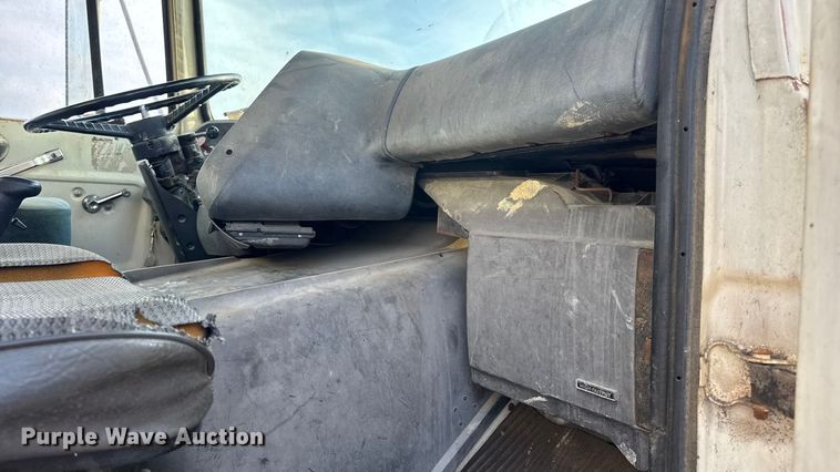 image for item EN0706 1986 Ford L9000 crane truck