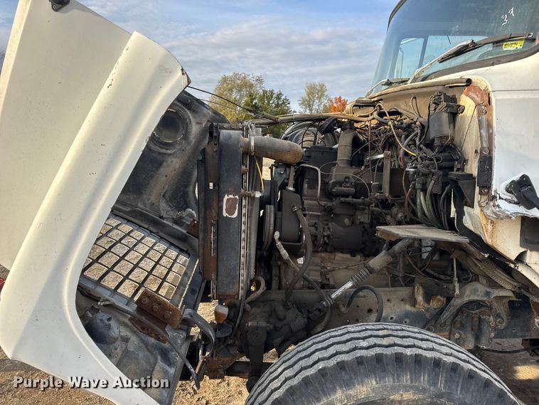 image for item EN0706 1986 Ford L9000 crane truck