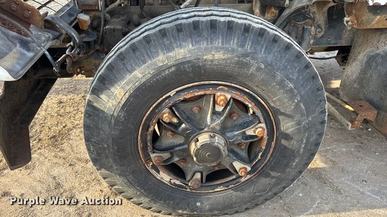 image for item EN0706 1986 Ford L9000 crane truck