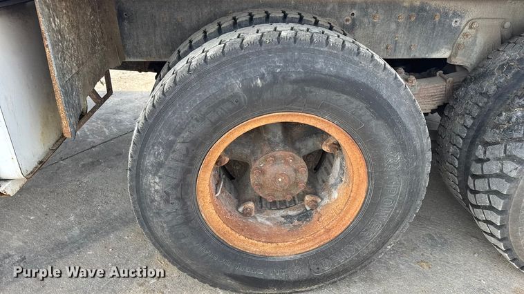 image for item EN0706 1986 Ford L9000 crane truck