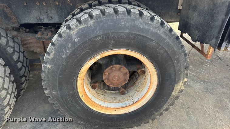 image for item EN0706 1986 Ford L9000 crane truck