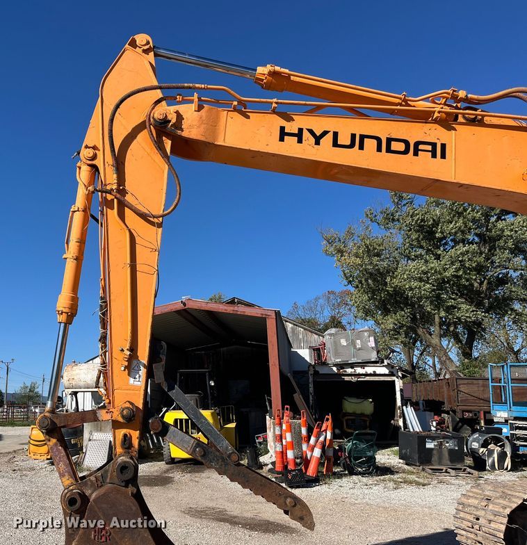 image for item EN5717 1996 Hyundai Robex 210LC-3 excavator