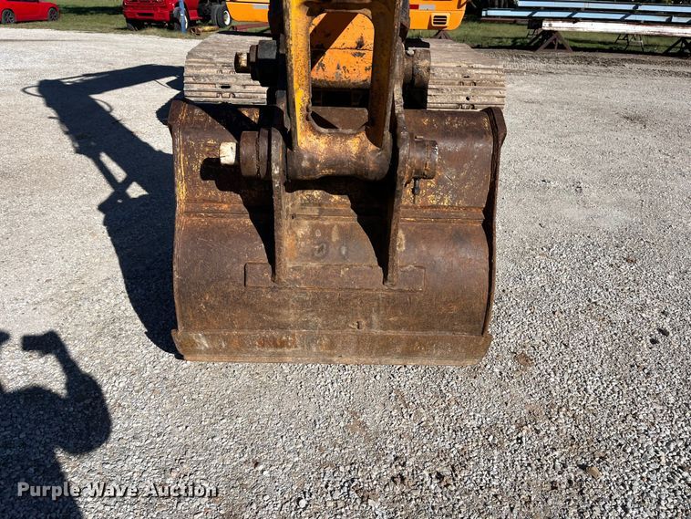 image for item EN5717 1996 Hyundai Robex 210LC-3 excavator