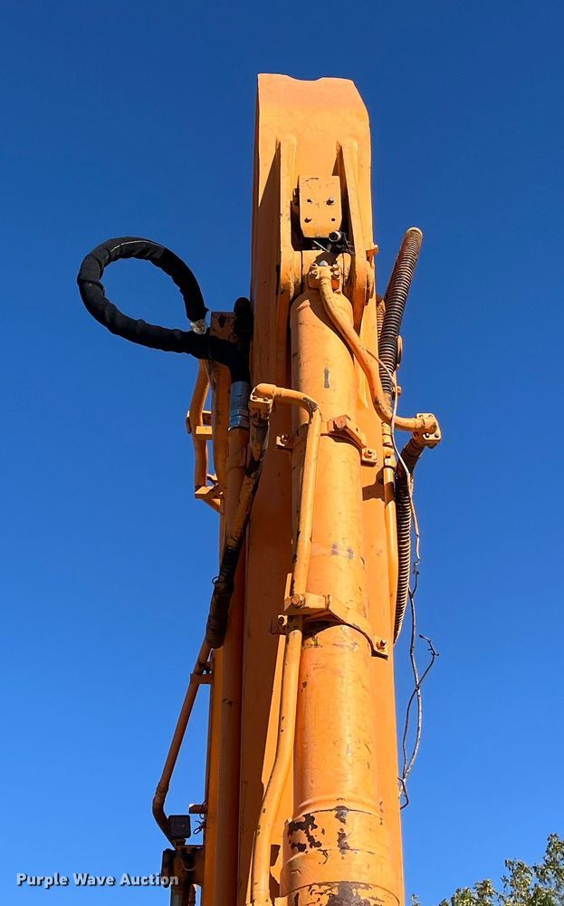 image for item EN5717 1996 Hyundai Robex 210LC-3 excavator