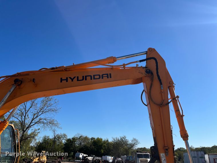 image for item EN5717 1996 Hyundai Robex 210LC-3 excavator