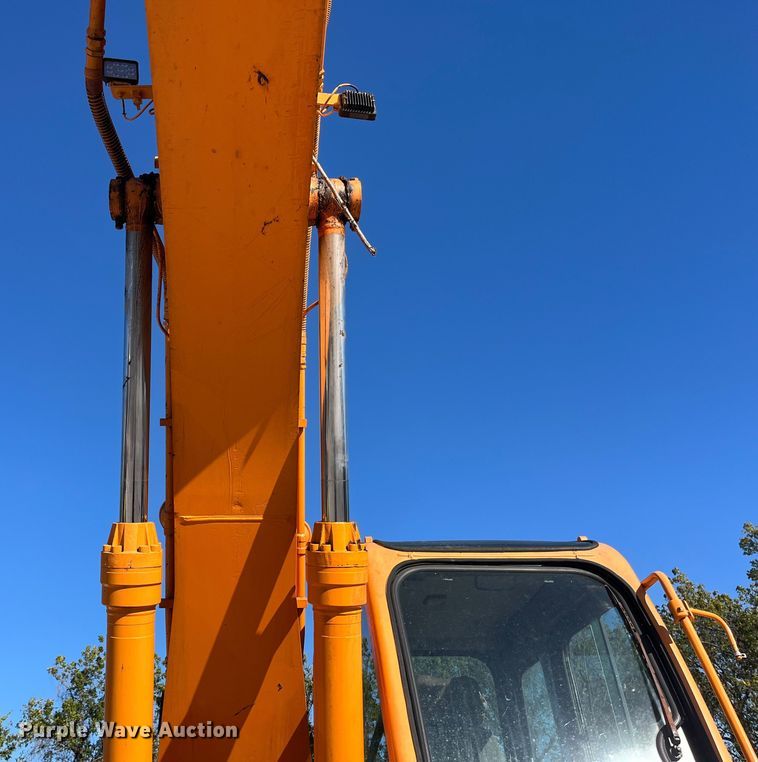 image for item EN5717 1996 Hyundai Robex 210LC-3 excavator