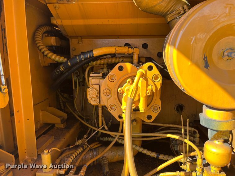 image for item EN5717 1996 Hyundai Robex 210LC-3 excavator