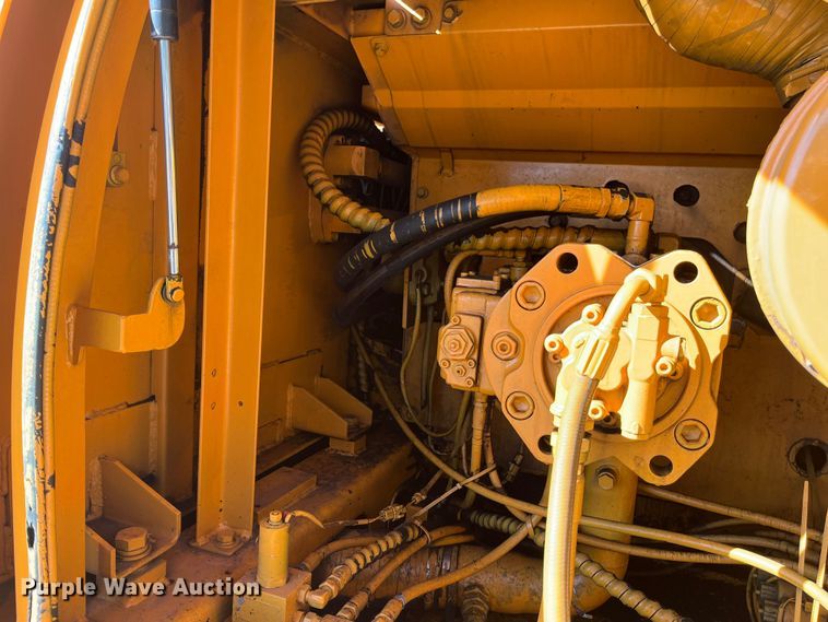 image for item EN5717 1996 Hyundai Robex 210LC-3 excavator