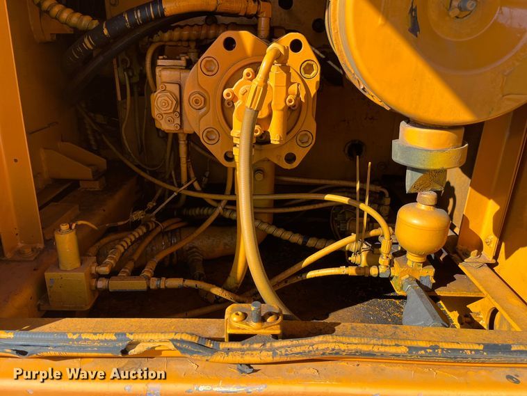 image for item EN5717 1996 Hyundai Robex 210LC-3 excavator