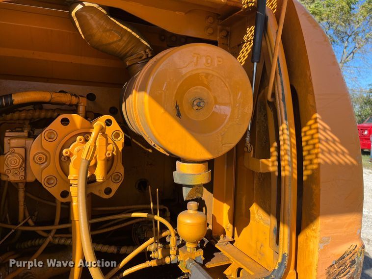 image for item EN5717 1996 Hyundai Robex 210LC-3 excavator