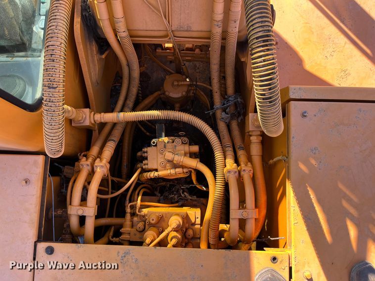 image for item EN5717 1996 Hyundai Robex 210LC-3 excavator