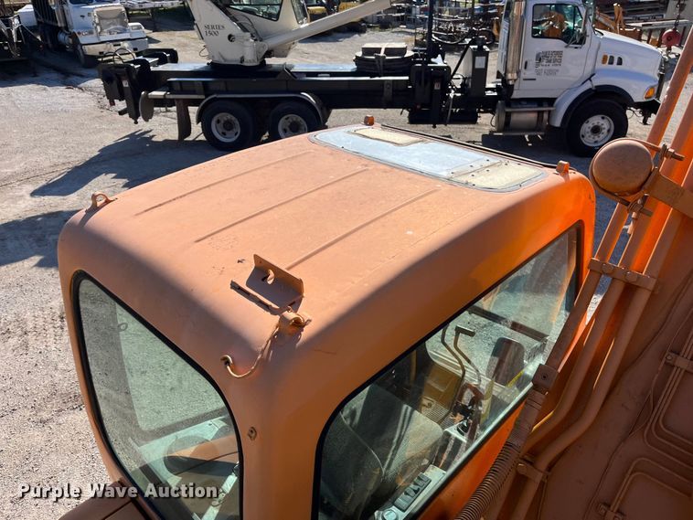 image for item EN5717 1996 Hyundai Robex 210LC-3 excavator