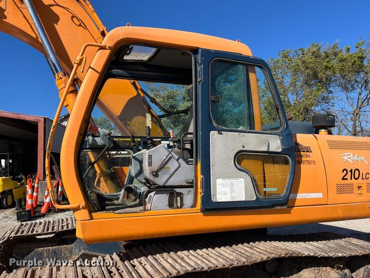 image for item EN5717 1996 Hyundai Robex 210LC-3 excavator