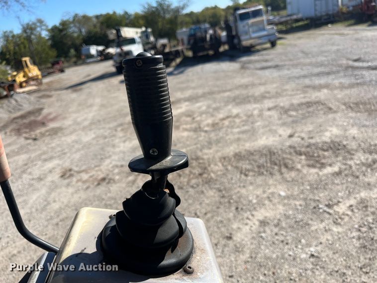 image for item EN5717 1996 Hyundai Robex 210LC-3 excavator