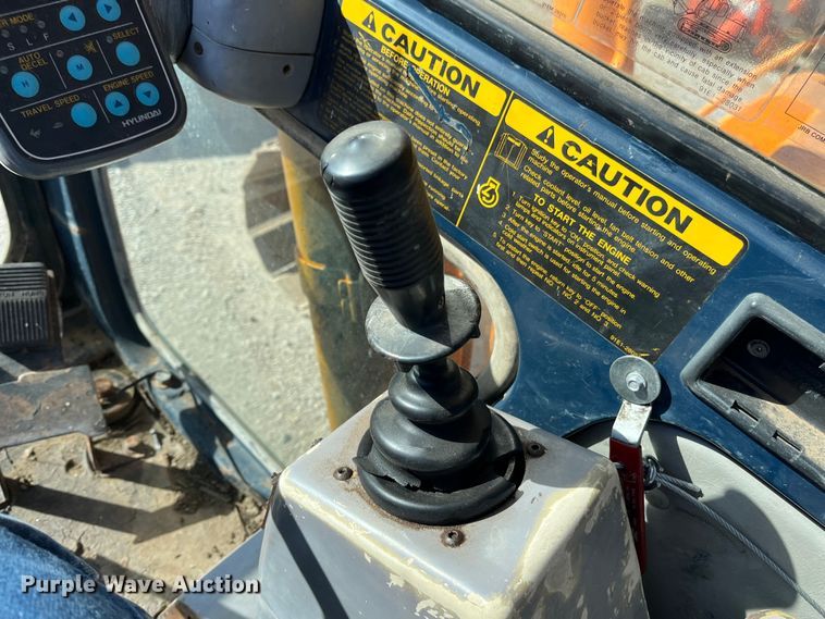 image for item EN5717 1996 Hyundai Robex 210LC-3 excavator