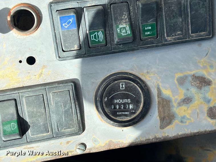 image for item EN5717 1996 Hyundai Robex 210LC-3 excavator