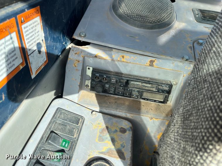 image for item EN5717 1996 Hyundai Robex 210LC-3 excavator