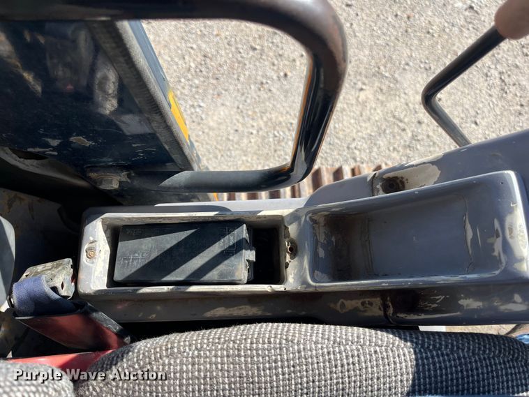 image for item EN5717 1996 Hyundai Robex 210LC-3 excavator