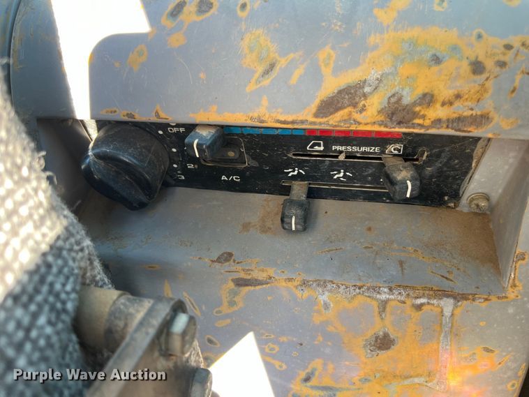 image for item EN5717 1996 Hyundai Robex 210LC-3 excavator