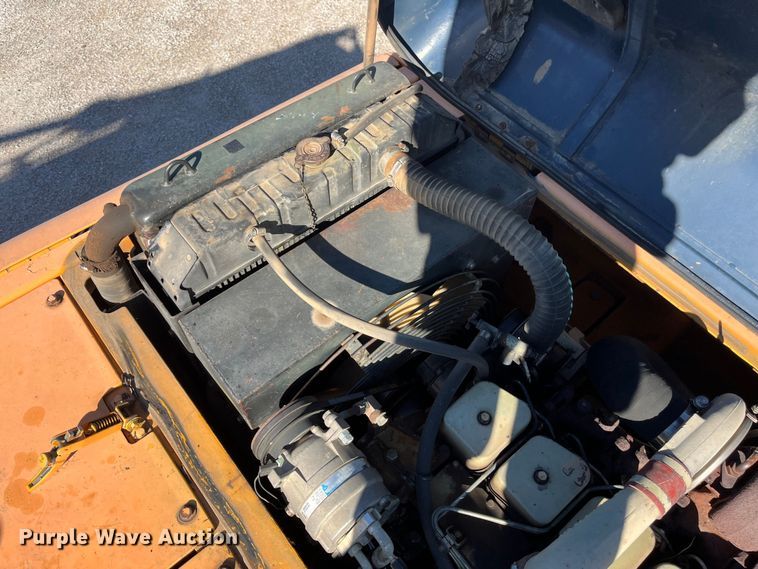 image for item EN5717 1996 Hyundai Robex 210LC-3 excavator